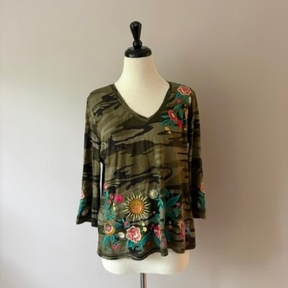 Johnny Was 3/4 Sleeve Trapunto V‑Neck TEE Women's M Molly Camo